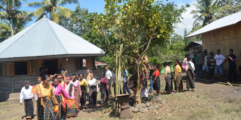 Penari Kelong sedang mengelilingi Ngadhu di Mbaru Meze Suku Gunung, Senin (30/7/2018). 