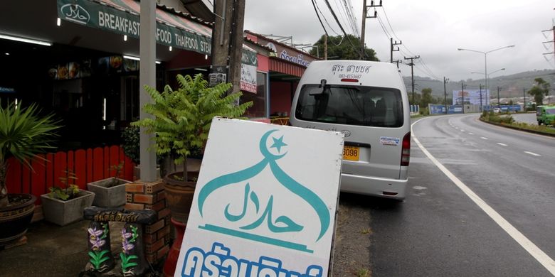 Kedai halal jamak ditemukan di Phuket, Thailand, Jumat (4/8/2017). Pemerintah Thailand tengah mengembangkan Phuket sebagai salah satu kawasan wisata ramah wisatawan muslim dengan mudah ditemuinya restoran dan hotel halal serta masjid. 