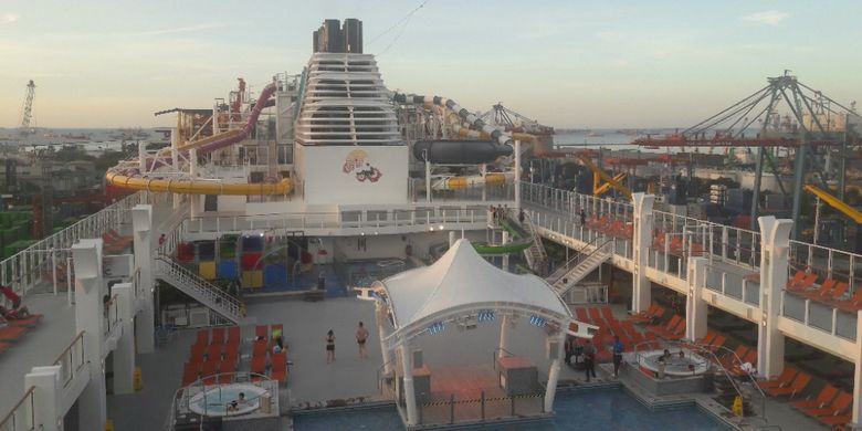 Kolam renanh yang terdapat pada dek teratas di kapal pesiar Genting Dream Cruises