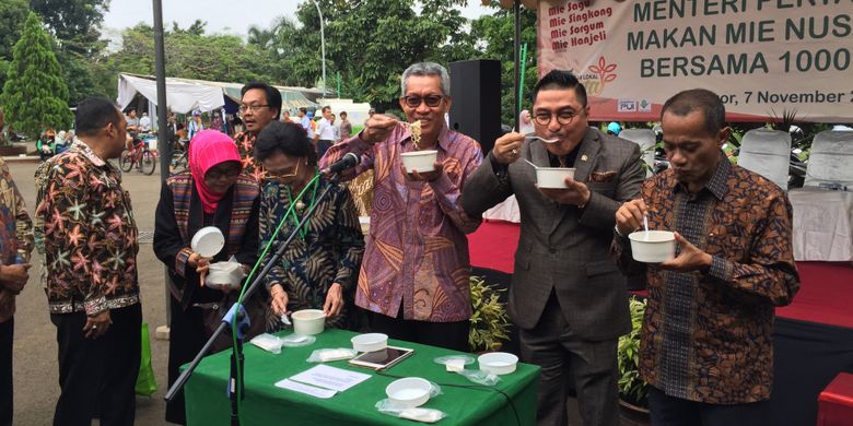 Kepala Badan Penelitian dan Pengembangan Pertanian (Balitbangtan) Kementerian Pertanian (Kementan) Muhammad Syakir (ketiga dari kanan) mencoba mie berbahan Sorghum di acara Pangan Lokal Fiesta, kampus penetlitan pertanian Cimanggu, Bogor Rabu (7/11/2018)