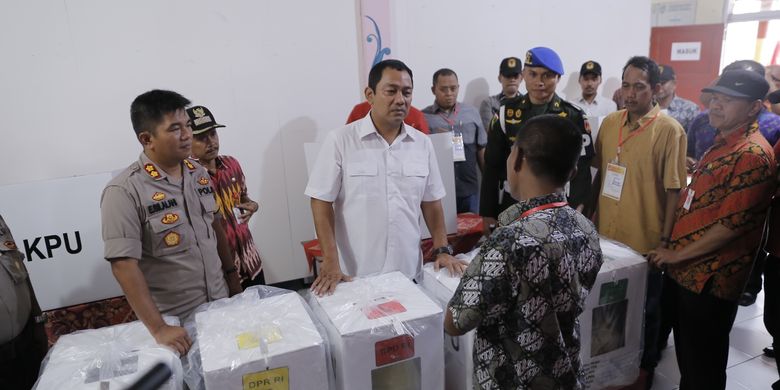 Wali Kota Semarang Hendi meninjau kesiapan logistik dan panitia TPS 14 Kelurahan Sumurejo, Gunungpati, Selasa (16/4/2019).