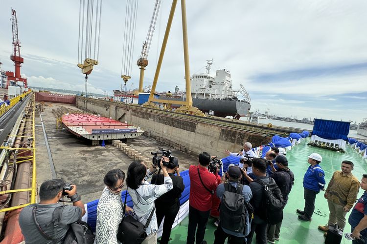 Lokasi peletakan lunas (keel laying) Landing Dock Filipina di PT PAL, Surabaya, Jawa Timur, Senin (22/1/2024).