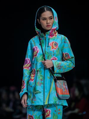 Model memeragakan busana rancangan Yogiswari Prajanti dengan tema Colourful Journey saat Indonesia Fashion Week 2018 di JCC Senayan, Jakarta Pusat, Rabu (28/3/2018). Indonesia Fashion Week 2018 mengusung tema Cultural Identity dan fokus mengangkat fesyen dari tiga destinasi wisata terkenal di Indonesia, yaitu Danau Toba di tanah Batak, Borobudur di Jawa Tengah dan Labuan Bajo di Nusa Tenggara Timur.
