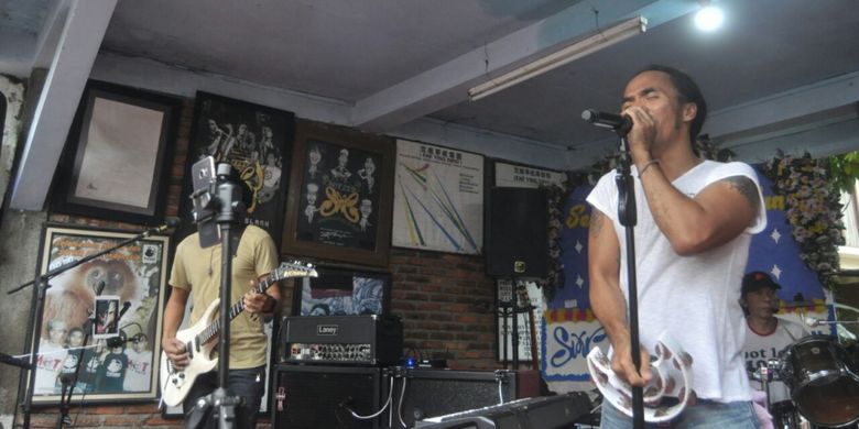 Band Slank menggelar pertunjukan kecil untuk merayakan ulang tahun vokalisnya, Kaka (kanan), di Markas Slank di Gang Potlot, Duren Tiga, Mampang Prapatan, Jakarta Selatan, Jumat (10/3/2017).