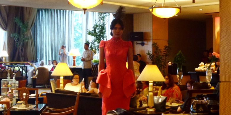 Peragaan busana koleksi The Golden Muse by SebastianRed rancangan Sebastian Gunawan dan Christina Panarese, di Cascade Lounge Hotel Mulia Senayan, Jakarta, Rabu (17/1/2018).