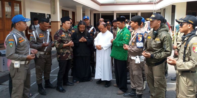 Ketua DPW GP Ansor Jawa Tengah Sholahudin Aly dan Pelaksana Tugas (Plt) GP Ansor Kabupaten Semarang Muhammad Fahmi dan beberapa anggota Banser mendatangi Gereja Kristus Raja Ungaran, Jalan Raya Diponegoro Nomor 101 Ungaran, Minggu (13/5/2018) pagi untuk memberikan dukungan moral pasca tragedi bom Surabaya.