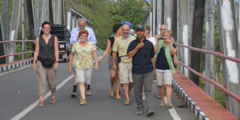 Turis Italia dan Jerman tiba di Jembatan Waemokel, Kelurahan Watunggene, Kecamatan Kota Komba, Kabupaten Manggarai Timur, Flores, NTT, Rabu (15/8/2018). 