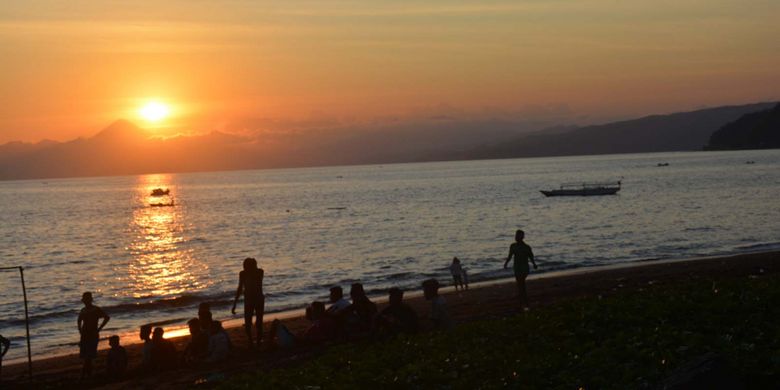 Warga Ende dan wisatawan Nusantara menikmati matahari terbenam di Pantai Ria Ende di Flores, NTT, Rabu (12/9/2018).