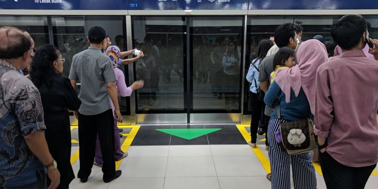 Tiga hari sejak diresmikan, warga mulai tertib gunakan MRT