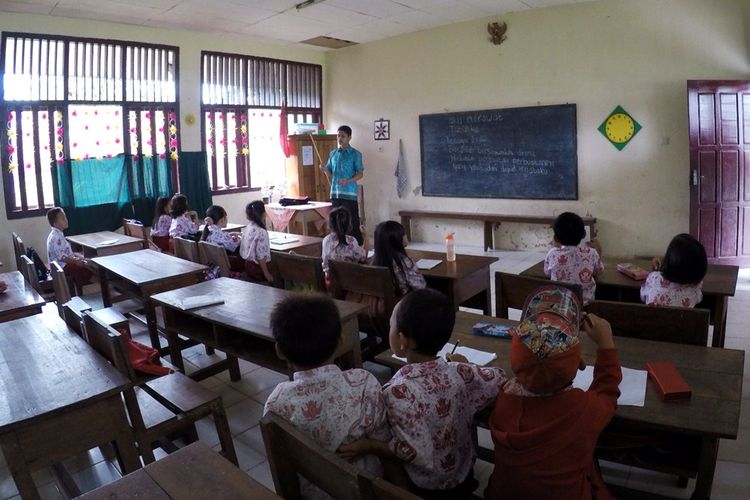 Foto Dokumentasi Dinas Pendiikan Kabupaten Bulungan. Siswa di salah satu SD di Kabupaten Bulungan mengikuti kegiatan belajar mengajar. Hasil Asesmen Kompetensi Siswa Indonesia (AKSI) yang dilakukan oleh Kementerian Pendidikan dan Kebudayaan menunjukkan, nilai rata-rata kemampuan membaca siswa SD di Kalimantan Utara  berada 2 poin di bawah nilai nasional. Kondisi geografis yang sulit dan layanan pendidikan yang terbatas ikut memengaruhi hasil kemampuan membaca siswa sekolah dasar di Kabupaten Bulungan.