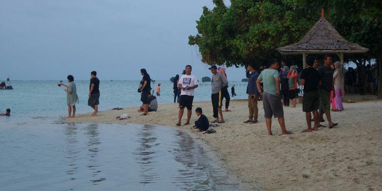 Pantai Perawan di Pulau Pari, Kepulauan Seribu, Sabtu (12/8/2017). 