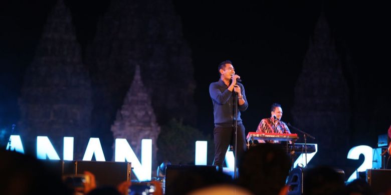 Rio Febrian tampil di Prambanan Jazz Festival 2017 di kompleks Candi Prambanan, Yogyakarta, Sabtu (19/8/2017). Prambanan Jazz Festival berlangsung selama tiga hari dari 18 sampai 20 Agustus 2017 di Candi Prambanan, Yogyakarta.