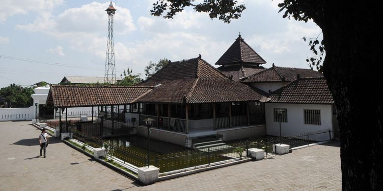 

Masjid Pathok Negara Ploso Kuning yang dibangun sekitar tahun 1724 hingga 1792 di Kelurahan Minomartani, Kecamatan Ngaglik, Kabupaten Sleman, DI Yogyakarta, masih berdiri kokoh, Jumat (10/10). Masjid tersebut merupakan satu-satunya masjid pathok negara yang masih terjaga keasliannya.(FERGANATA INDRA RIATMOKO ) 