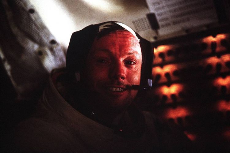 Foto ini diambil saat Neil Armstrong menjalani misi Apollo 11, misi penjelajahan bulan yang membuatnya tercatat sebagai manusia pertama yang menginjakkan kaki di permukaan bulan.