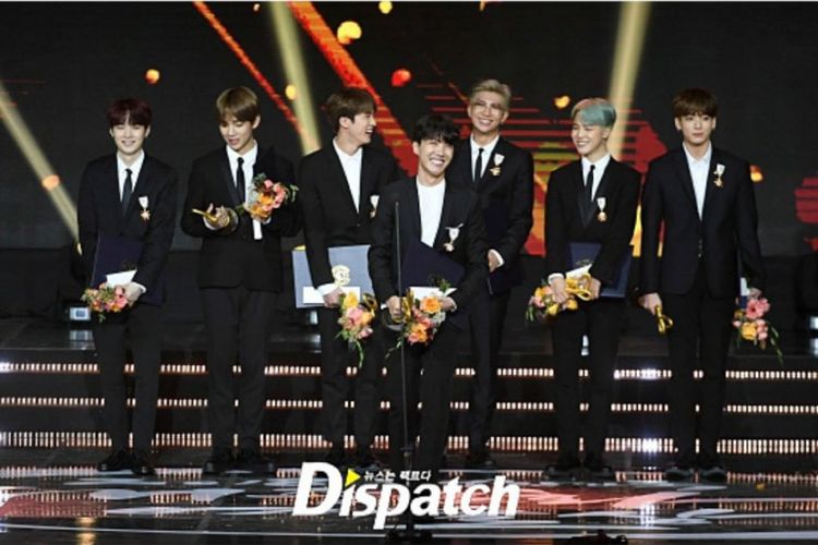 Boyband BTS menerima medali kehormatan bidang kebudayaan dari pemerintah Korea Selatan dalam sebuah acara di Seoul, Rabu (24/10/2018).
