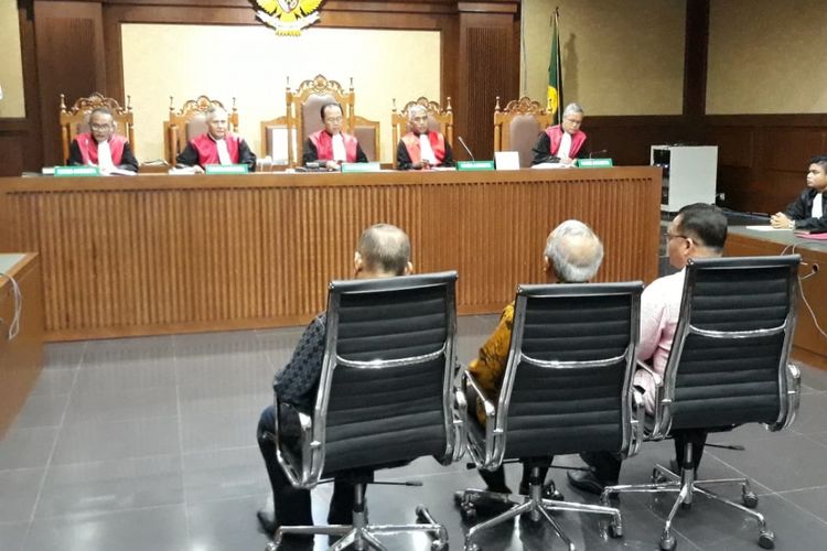 Tiga anggota DPRD Sumut, Abu Bokar Tambak, Enda Mora Lubis dan M Yusuf Siregar duduk di kursi terdakwa di Pengadilan Tipikor Jakarta, Rabu (20/2/2019).