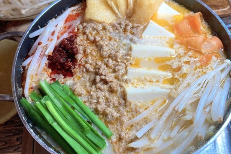 Nabe alias hotpot ala Jepang yang berisi berbagai bahan makanan bergizi untuk disantap saat cuaca dingin.