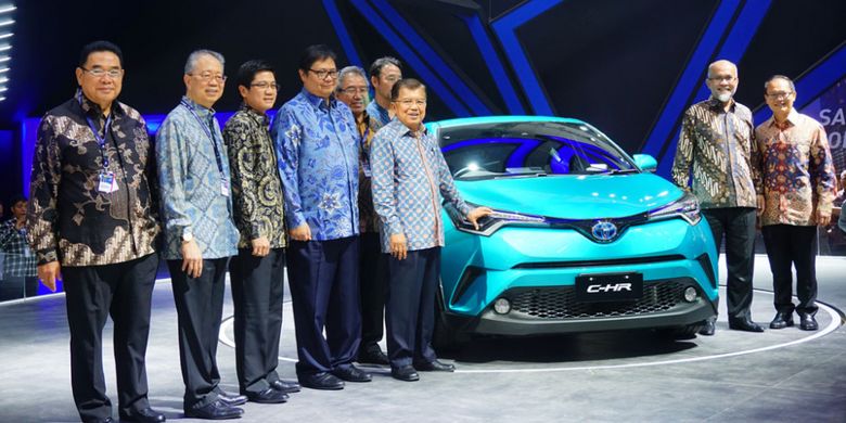 Wakil PResiden Republik Indonesia, H.M Jusuf Kalla mengunjungi booth Toyota
 di GIIAS 2017