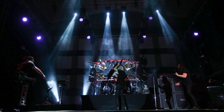 Band Dream Theater tampil di Festival Musik Rock JogjaRockarta di Stadion Kridosono, Yogyakarta, Jumat (29/9/2017). Jogjarockarta juga dimeriahkan band pembuka antara lain God Bless, Roxx, Power Metal, dan Death Vomit.
