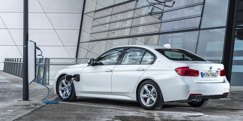 BMW 330e dengan teknologi plug-in hybrid.