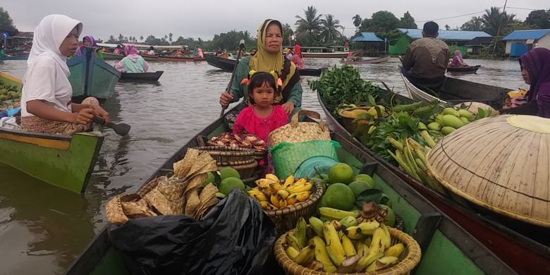 Suasana pasar apung Lok Baintan, Banjarmasin, Kalimantan Selatan, Selasa (17/10/2017).