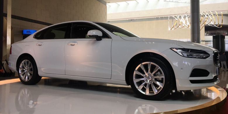 Mobil Volvo S90 hadiah untuk undian dalam acara Be A Changi Millionaire di Terminal 4 Bandara Changi, Singapura, Minggu (21/1/2018).(KOMPAS.COM/ANGGITA MUSLIMAH)