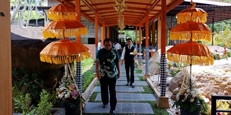 Suasana areal makan menghadap sawah, di resto Bebek Tepi Sawah di Ciloto, Puncak, Cianjur, Jawa Barat, resmi dibuka, Minggu (15/4/2018).