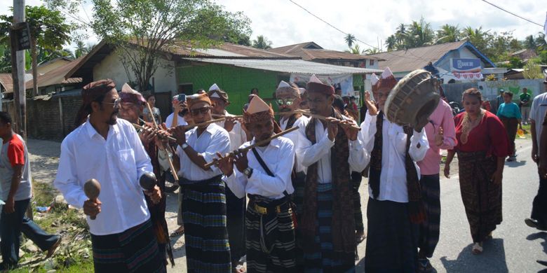 Pemain musik Heka Genda dari Kampung tradisional Teondua, Desa Ndorurea, Kecamatan Nangapanda, Kabupaten Ende, Flores, NTT, Kamis (13/9/2018) menyambut rombongan Pendiri Taman Bacaan Pelangi, Nila Tanzil dan Pemda Ende saat peresmian Taman Bacaan Pelangi yang ke-100 di SDK Nangapanda 1. 