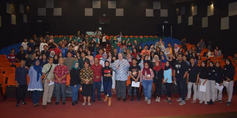 Ketua Program Studi Vokom, Devie Rahmawati dan Duta Besar Agora Speakers International, Michael Otto Nicholson membuka Klub Public Speaking dalam Bahasa Inggris secara gratis pertama di kampus Indonesia yaitu Vokom UI Agora Speakers Club.(12/11/2018).