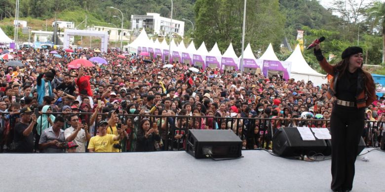 Salah satu artis sedang unjuk kebolehan di panggung Festival Crossborder Entikong 2019 