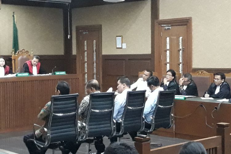 Jaksa KPK menghadirkan empat saksi dalam persidangan terhadap terdakwa Irvanto Hendra Pambudi dan Made Oka Masagung, di Pengadilan Tipikor Jakarta, Selasa (25/9/2018).