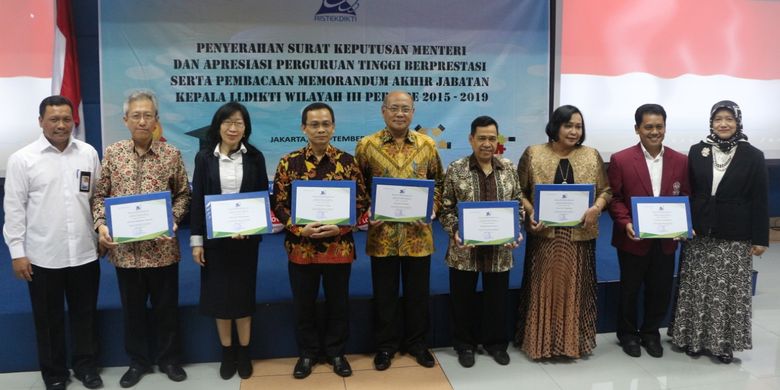 LLDikti memberikan penghargaan kepada perwakilan 16 universitas yang masuk dalam pemeringkatan 100 universitas terbaik nasional pada 2 September 2019 di Jakarta.