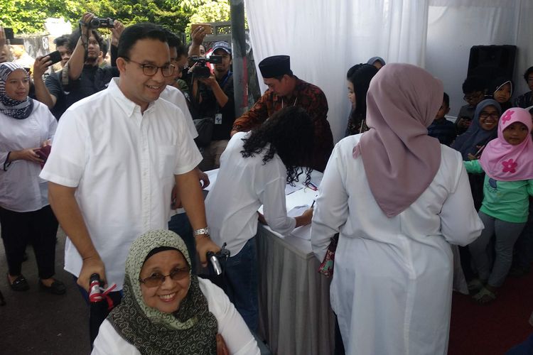 Gubernur DKI Jakarta Anies Baswedan mencoblos bersama keluarganya, Rabu (17/4/2019).