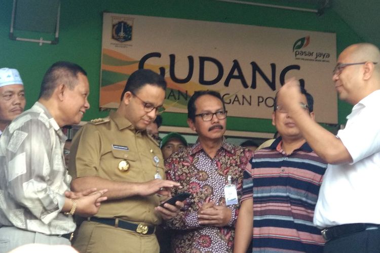 Gubernur DKI Jakarta Anies Baswedan ditemui di Pasar Induk Kramat Jati, Selasa (7/5/2019).