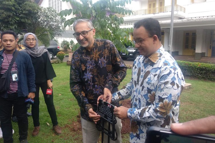 Duta Besar Inggris untuk Indonesia Moazzam Malik dan  Gubernur DKI Jakarta Anies Baswedan menanam pohon hujan atau Spathodea di halaman Museum Perumusan Naskah Proklamasi di Menteng, Jakarta Pusat, Minggu (12/5/2019).