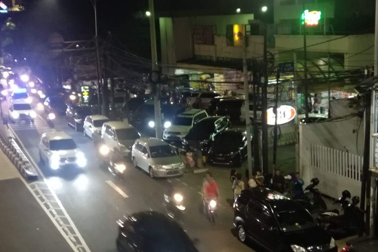 Kendaraan membeludak hingga tumpah ke jalan di Giant Ekspres di Mampang Prapatan, Jakarta Selatan, Minggu (23/6/2019). 