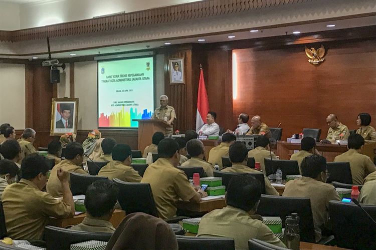 Wali Kota Jakarta Utara Syamsuddin Lologau, Selasa (2/4/2019) mengimbau Aparatur Sipil Negara (ASN) menjaga netralitas jelang pemilu serentak 17 April 2019, dalam acara sosialisasi Implementasi Netralitas ASN.