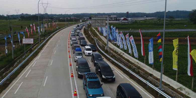 Kendaraan pemudik terpantau ramai keluar di Gerbang Tol Salatiga, Salatiga, Jawa Tengah, Rabu (21/6/2017). Pemudik berasal dari Jalan Tol Bawen-Salatiga yang sudah difungsionalkan pada H-7.