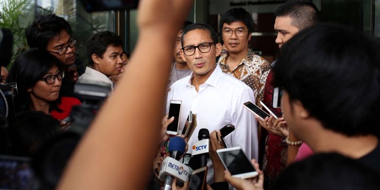 Sandiaga Uno memberikan keterangan pers seusai diperiksa di Gedung Komisi Pemberantasan Korupsi (KPK), Jakarta, Jumat (14/7/2017). Sandiaga Uno diperiksa sebagai saksi dan memberikan keterangan untuk tersangka mantan Direktur Utama PT Duta Graha Indah (DGI), Dudung Purwadi.