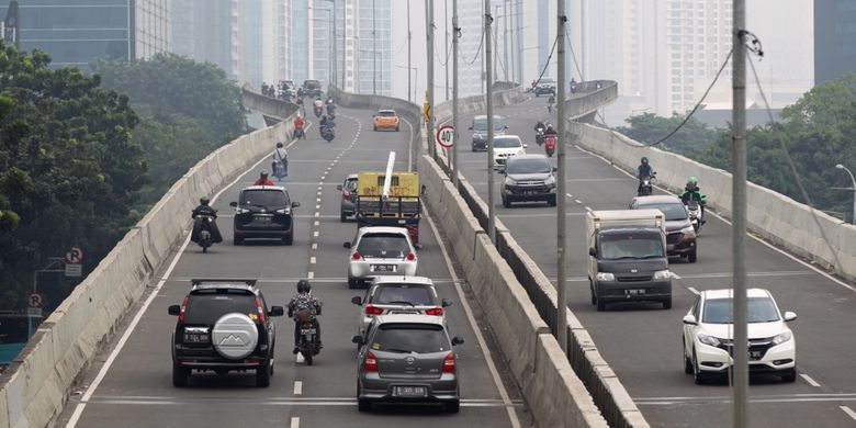 Sejumlah sepeda motor nekat menerobos ke jalan layang non tol (JLNT) Kampung Melayu-Tanah Abang, Jakarta, Senin (24/7/2017). Dinas Perhubungan DKI Jakarta bekerja sama dengan Korps Lalu Lintas (Korlantas) Polri telah melakukan razia untuk menertibkan pengendara sepeda motor yang melintas di JLNT tersebut.