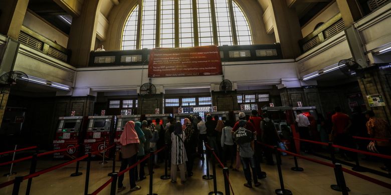 Penumpang membeli tiket melalui Vending machine di Stasiun Jakarta Kota di Jakarta Barat, Kamis (7/9/2017). Jumlah penumpang yang naik dan turun di Stasiun Jakarta Kota mencapai 90.000 orang pada hari libur.
