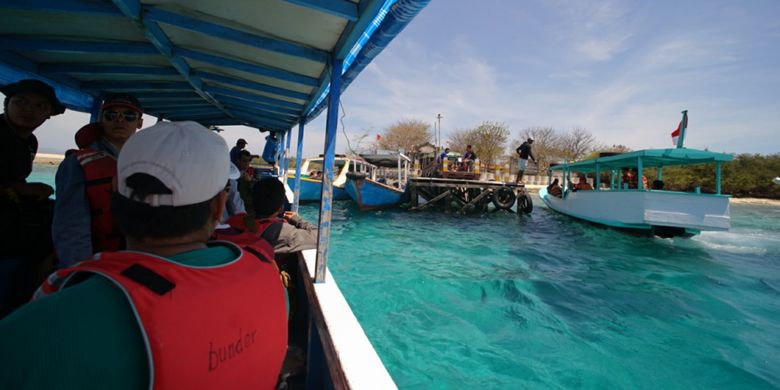 Perahu bersandar di Pulau Menjangan di Taman Nasional Bali Barat, Kabupaten Jembrana, Bali, Minggu (29/10/2017).