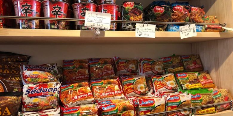 Produk Indonesia yang dijual di Global Halal Hub, Chiba, Jepang, Senin (19/2/2018). 