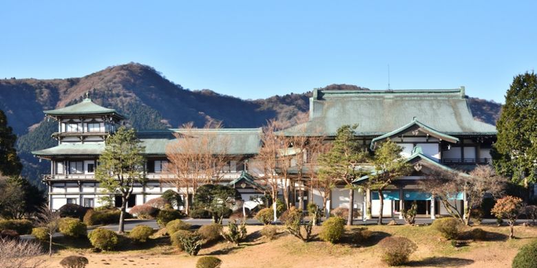 Pemandangan Zekkei Higaeri Onsen Ryuguden Honkan yang dikelilingi oleh pegunungan Hakone dan terletak di dekat pinggir danau Ashinoko