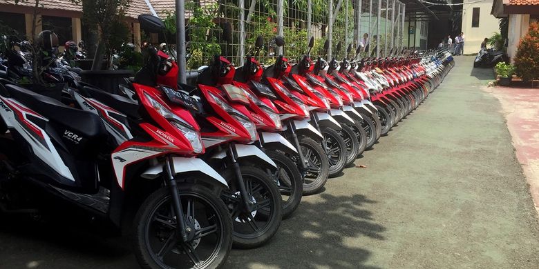 Deretan motor Honda BeAT yang disusun berdasarkan warna di parkiran SMAN 4 Tangerang Selatan