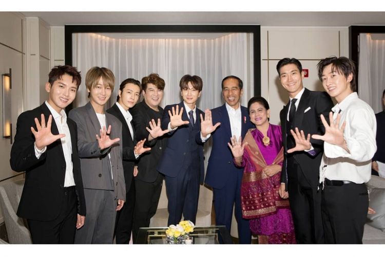 Para member Super Junior (dari kiri) yakni Ryeowook, Yesung, Donghae, Shindong, Leeteuk, Siwon, dan Eunhyuk, berfoto dengan Presiden Indonesia Joko Widodo (Jokowi) dan Ibu Negara Iriana yang berkunjung ke Korea Selatan.