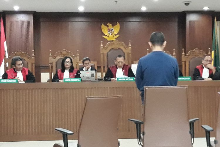Direktur CV Iwan Binangkit Ahmad Ghiast divonis 2 tahun penjara oleh majelis hakim pada Pengadilan Tindak Pidana Korupsi Jakarta. Ghiast juga dihukum membayar denda Rp100 juta subsider 2 bulan kurungan, Kamis (13/9/2018).