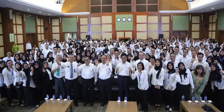 Menteri Riset, Teknologi, dan Pendidikan Tinggi Mohamad Nasir memberikan pembekalan dan orientasi kepada Calon Pegawai Negeri Sipil (CPNS) baru di lingkungan Kemenristekdikti TA. 2018 di ruang Auditorium, Gedung D Kemenristekdikti, Jakarta (2/5/2019).