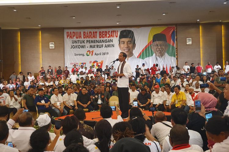 Calon presiden nomor urut 01 Joko Widodo berkampanye di Ahmad Convention Center,  Sorong, Senin (1/3/2019).