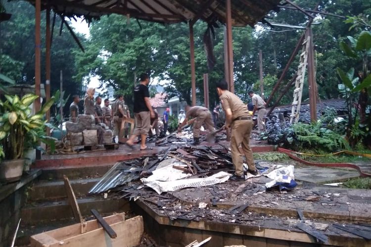 Sejumlah petugas sedang mengevakuasi material bangunan pendopo yang roboh di kediaman Wali Kota Bogor Bima Arya Sugiarto, Selasa (30/4/2019).